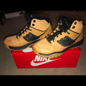 NIKE boots